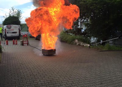 Brandschutzhelfer auf deutsch und englisch bei Bender-protection in ganz Deutschland